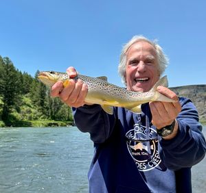 Henry Winkler met een vis