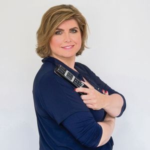 Angela de Jong met TV-afstandsbediening in de hand