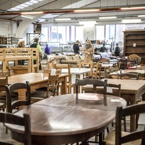 Meubels in een kringloopwinkel